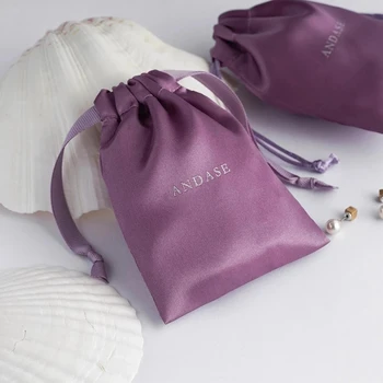 100 шт. фиолетовые атласные сумки на шнурке, изготовленные на заказ мешки для пыли, упаковка ювелирных изделий, персонализированная оптовая упаковка с вашим логотипом